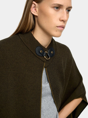 Poncho de punto con detalle de costura