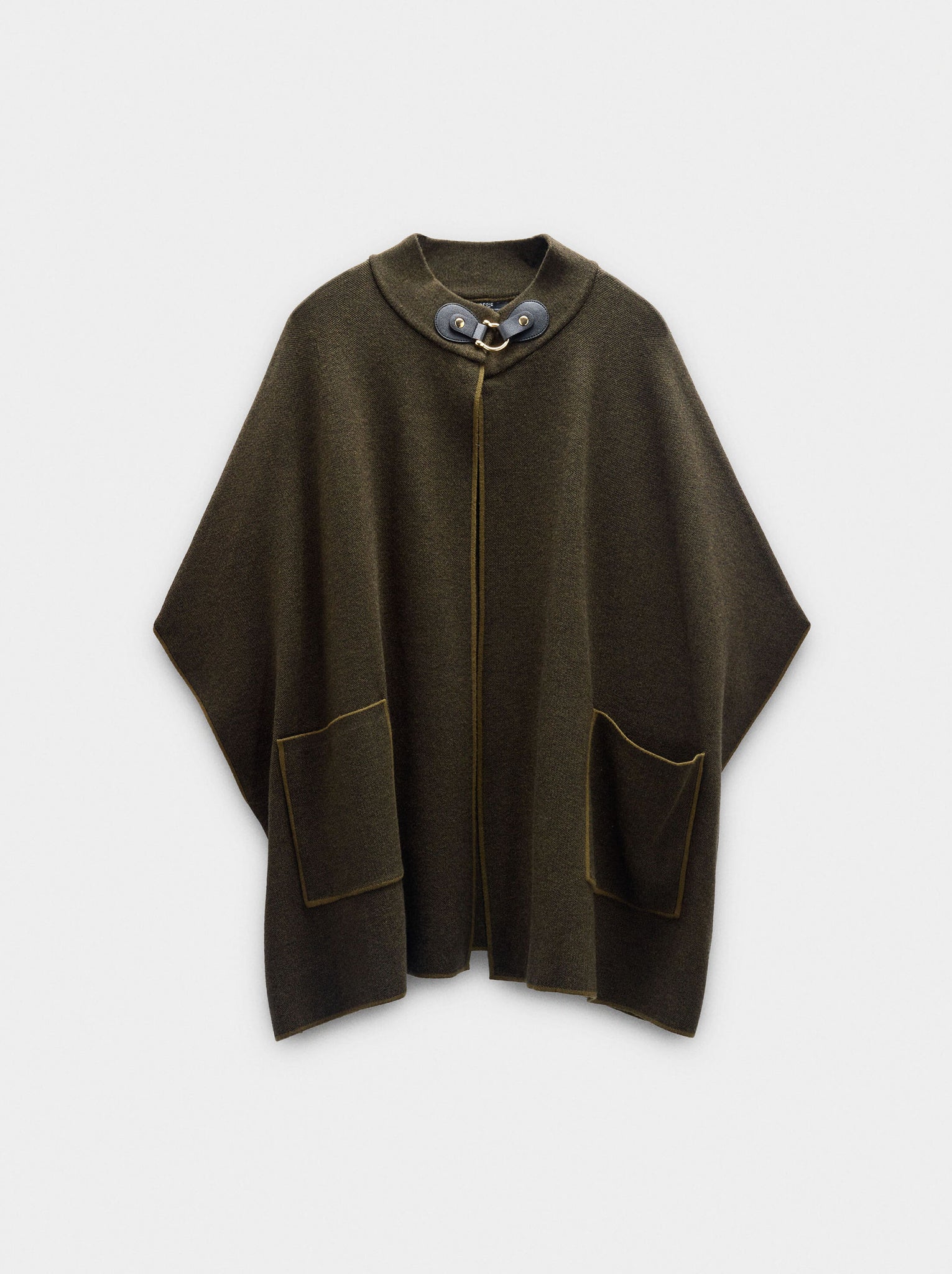 Poncho de punto con detalle de costura