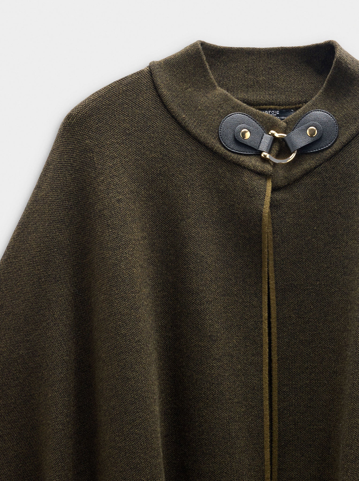 Poncho de punto con detalle de costura