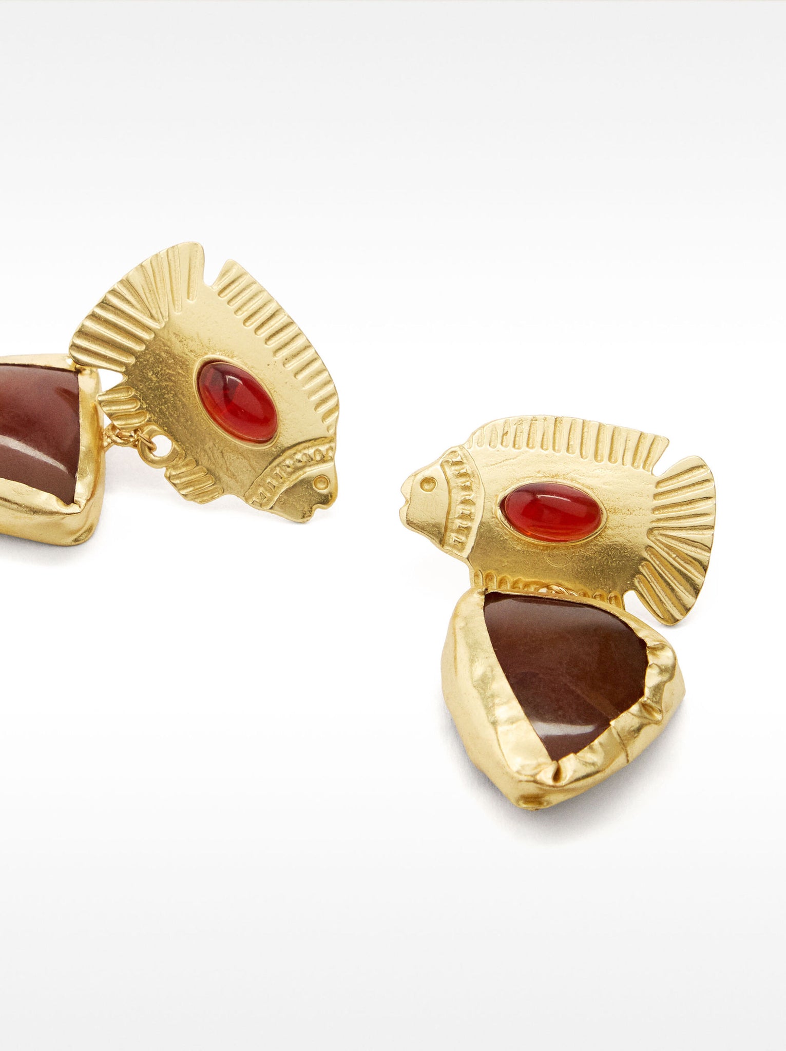 Pendientes de peces con piedra