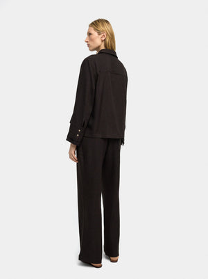 Pantalón fluido con efecto arrugado