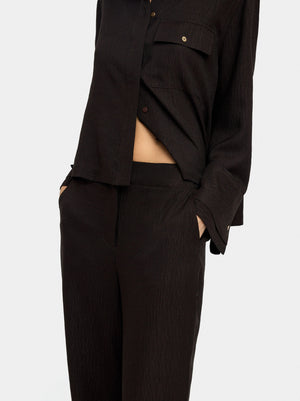 Pantalón fluido con efecto arrugado