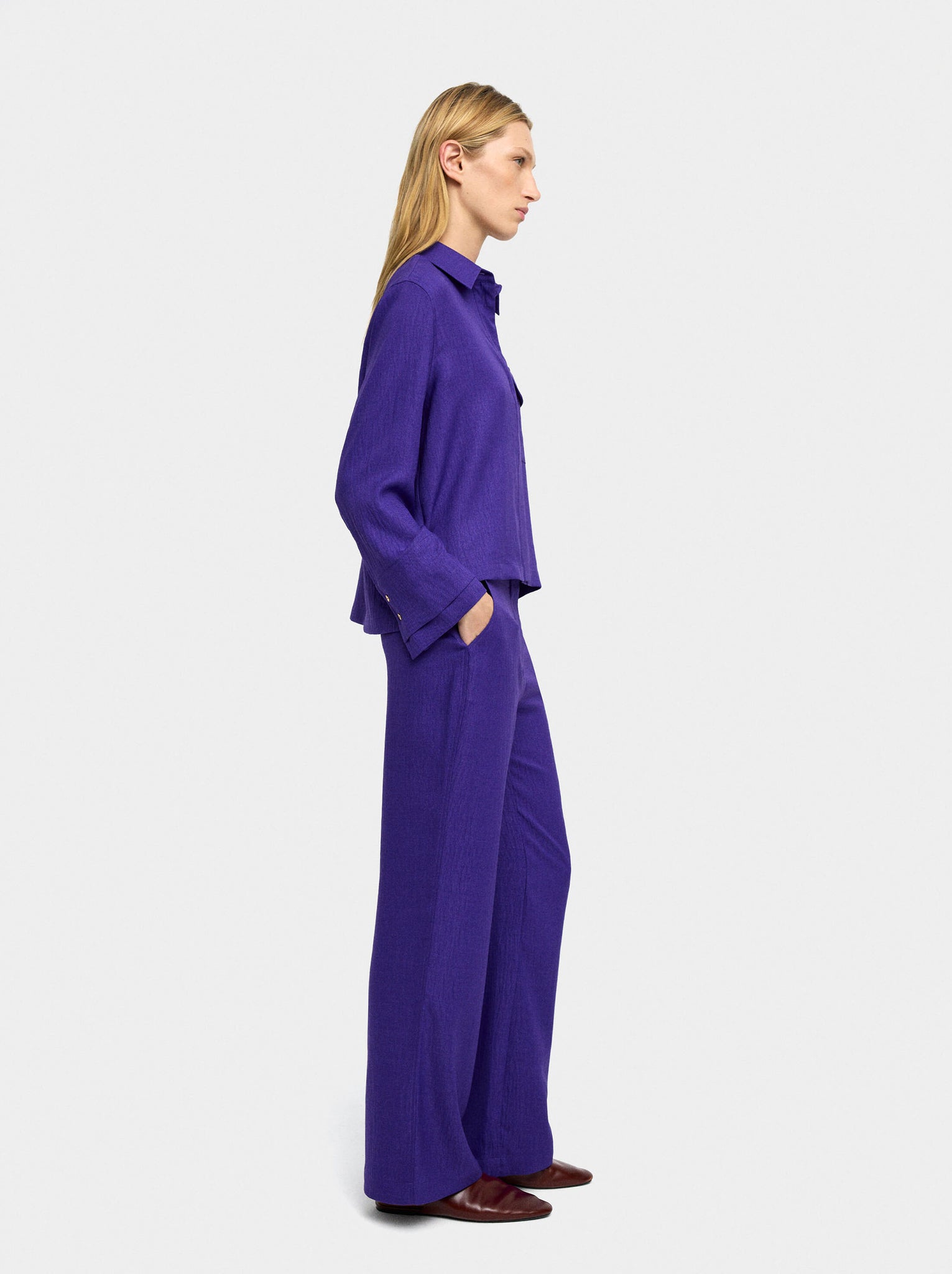 Pantalón fluido con efecto arrugado