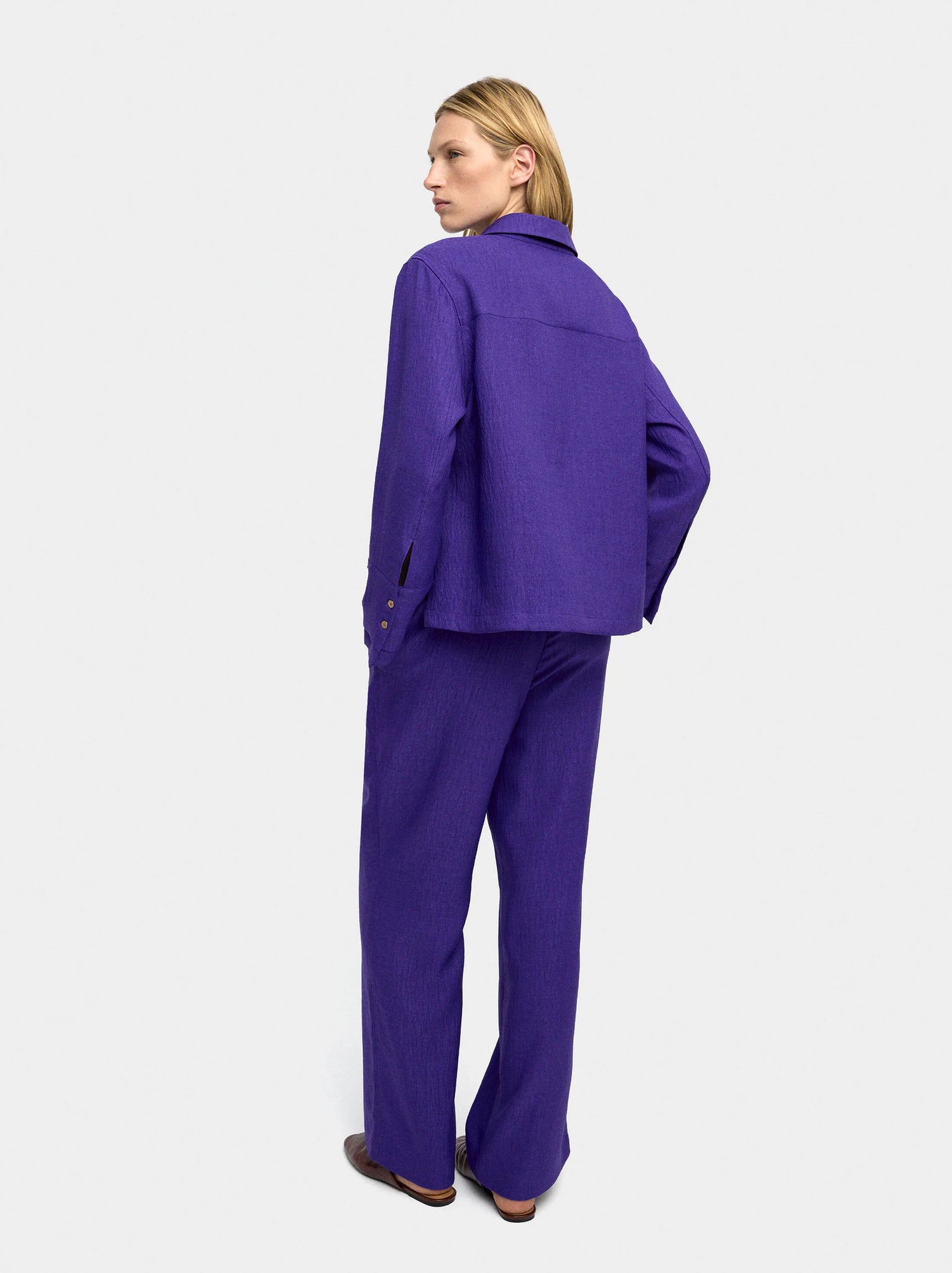 Pantalón fluido con efecto arrugado
