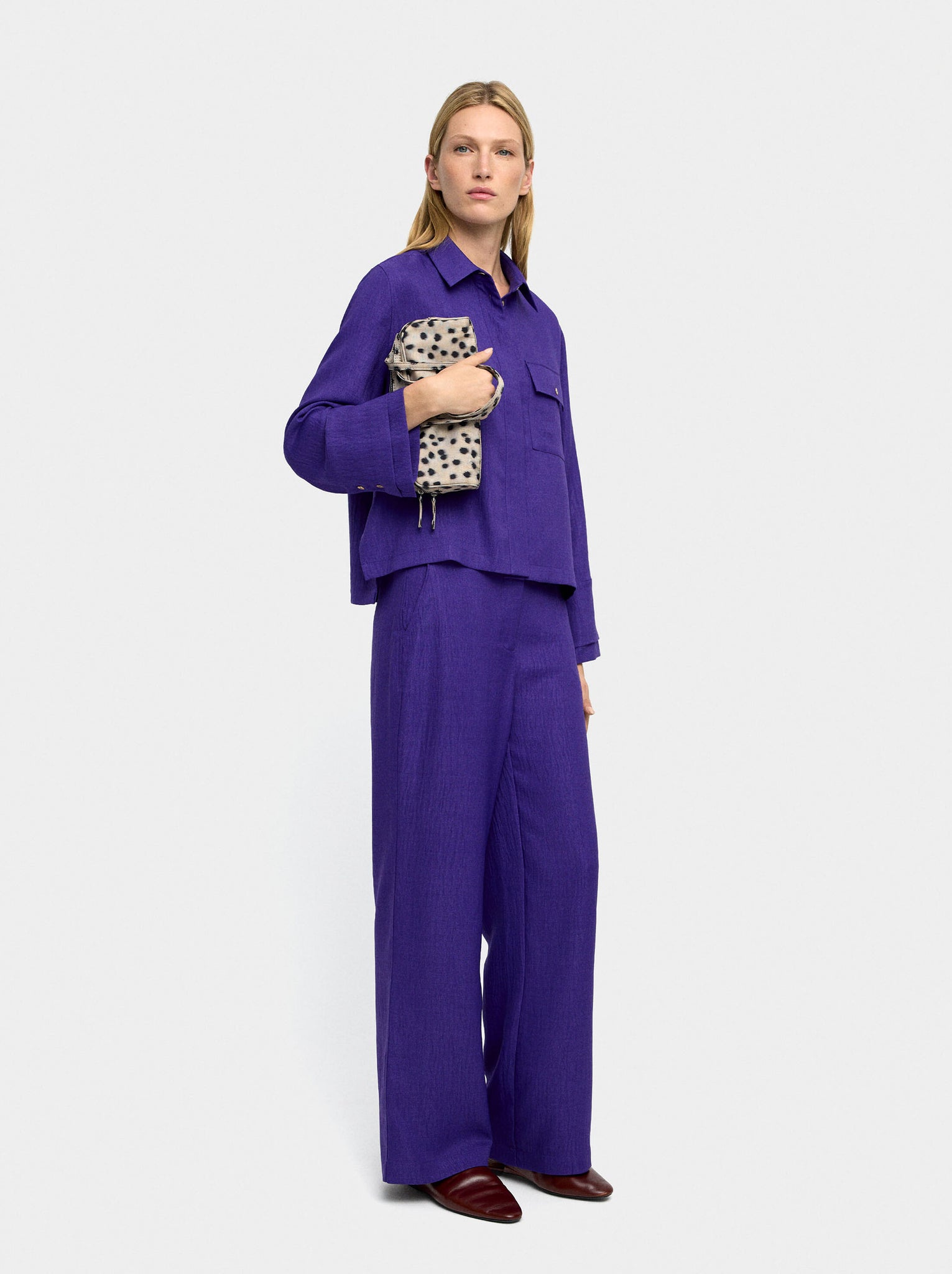 Pantalón fluido con efecto arrugado