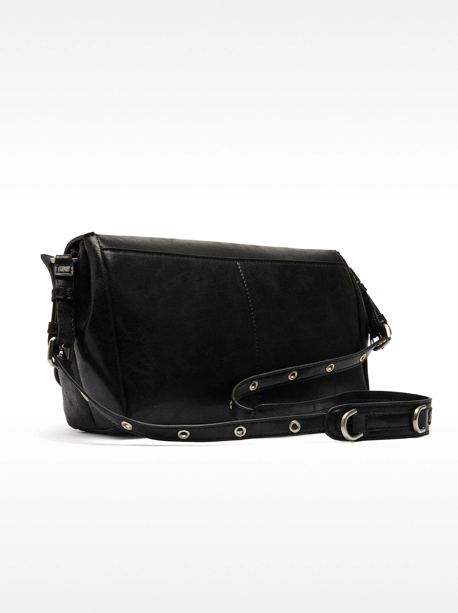 Bolso bandolera con solapa