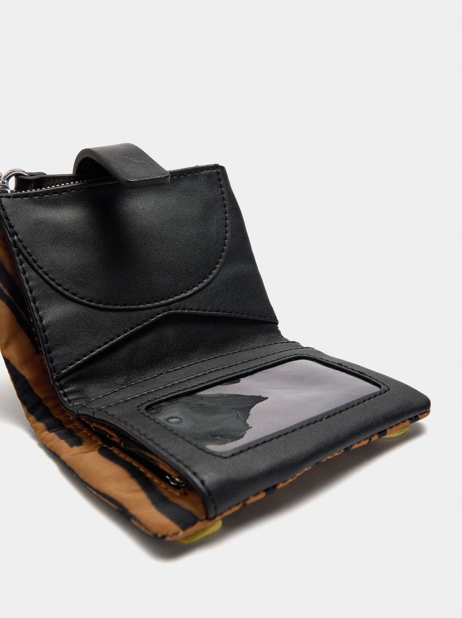 Cartera de nylon estampado animal