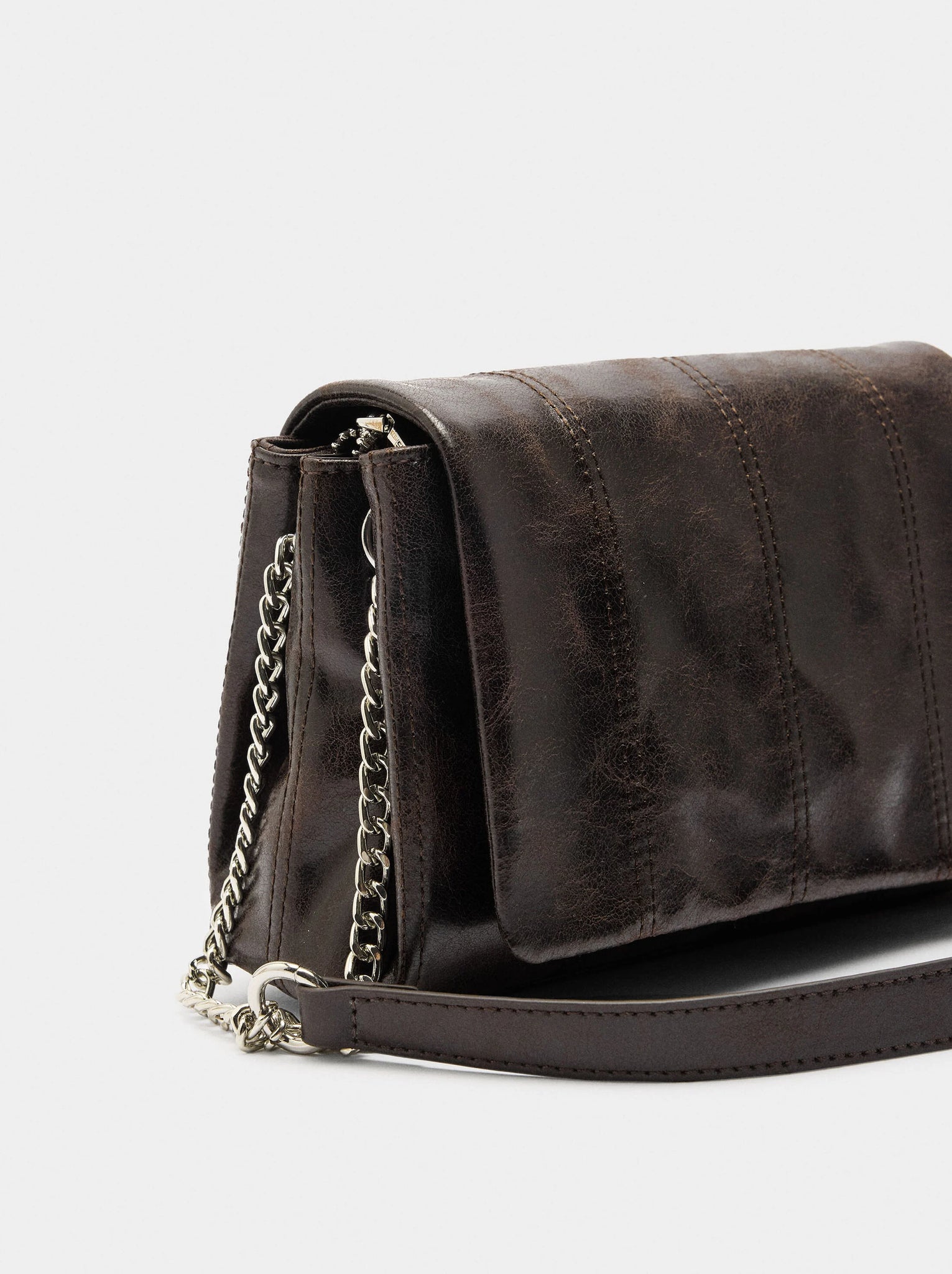 Bolso de hombro acolchado con solapa