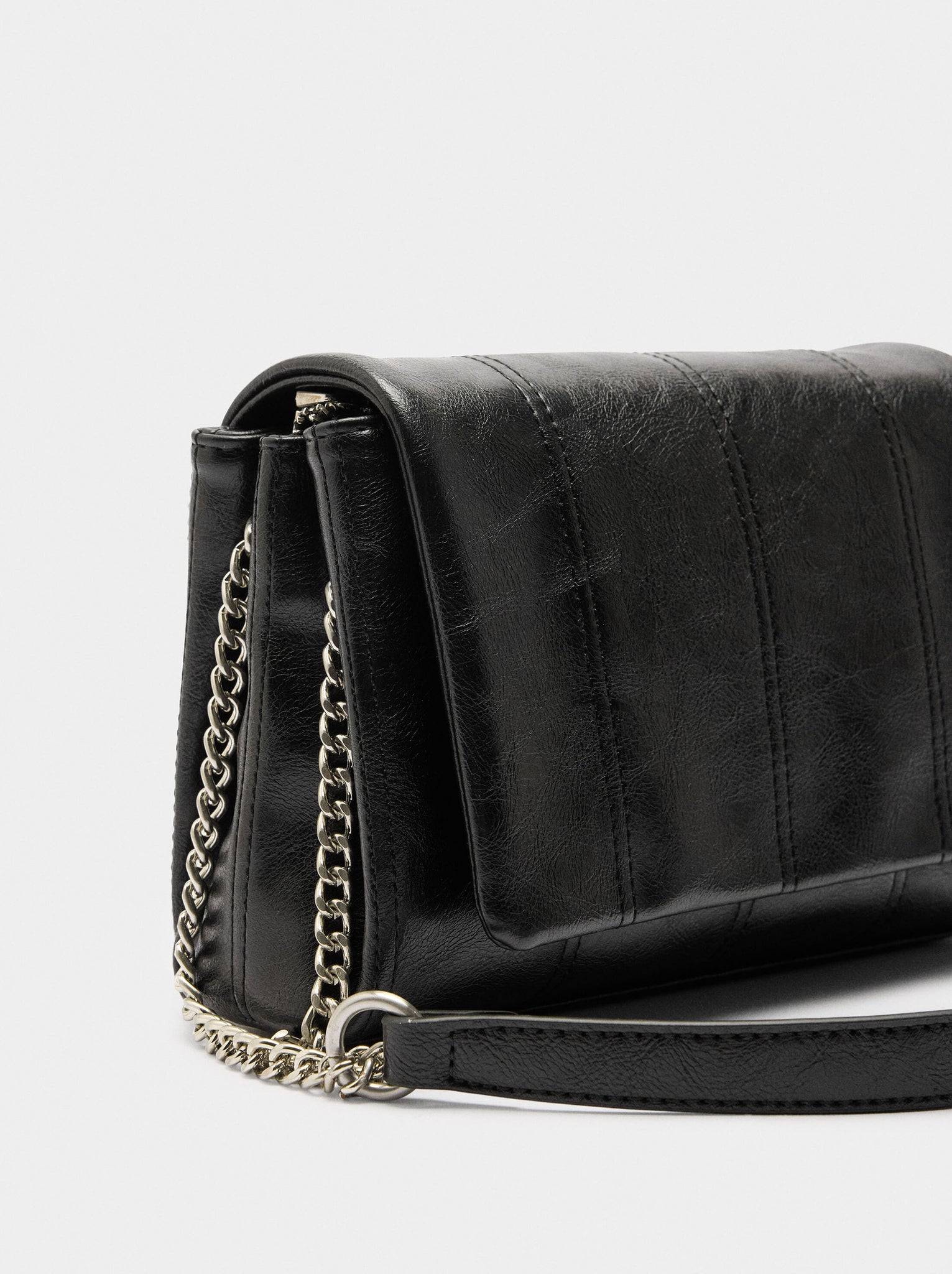 Bolso de hombro acolchado con solapa