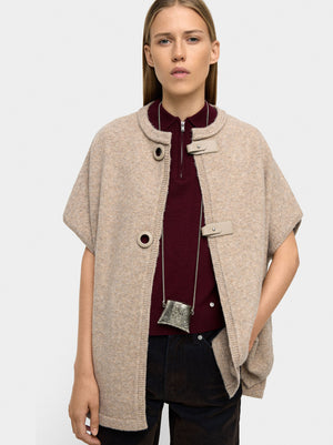 Poncho de punto con hebillas
