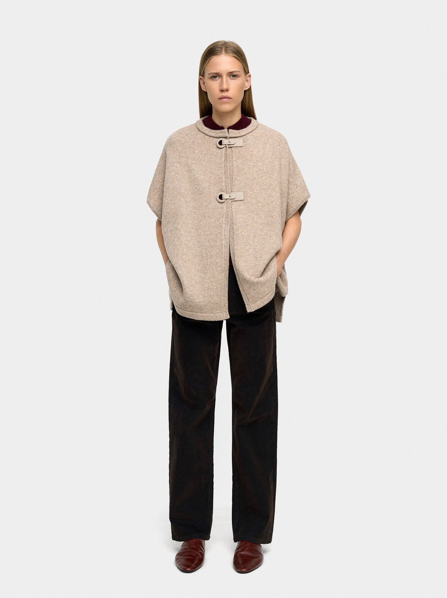 Poncho de punto con hebillas