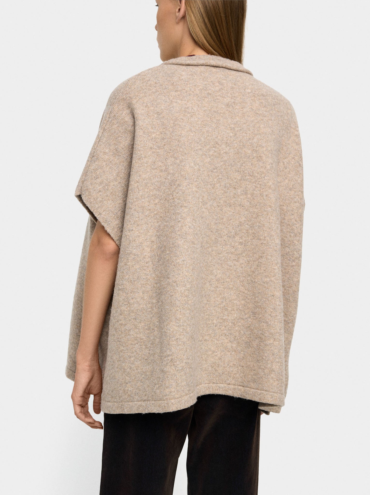 Poncho de punto con hebillas