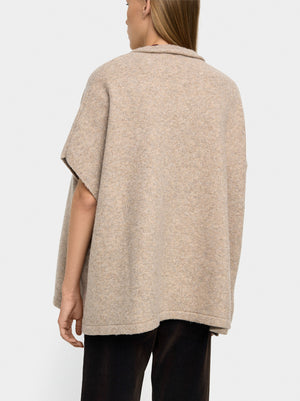 Poncho de punto con hebillas