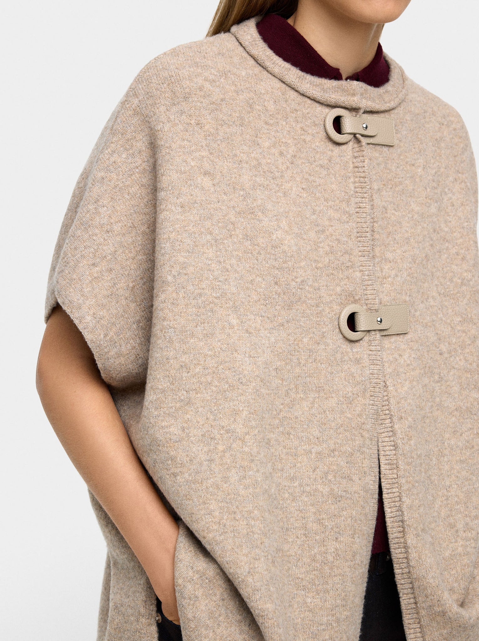 Poncho de punto con hebillas
