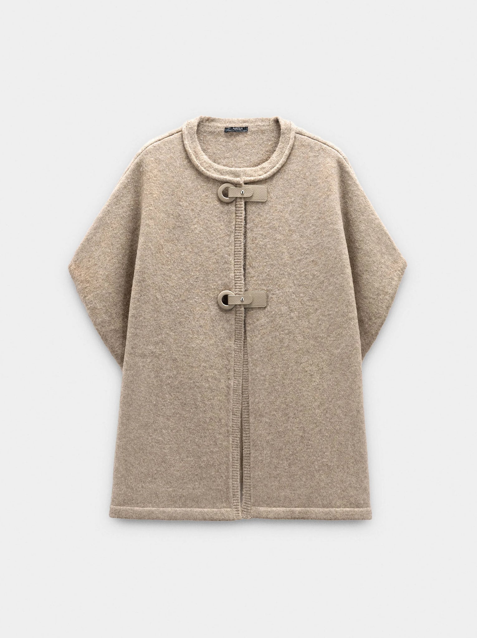 Poncho de punto con hebillas