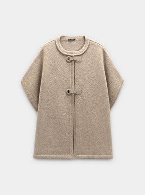 Poncho de punto con hebillas