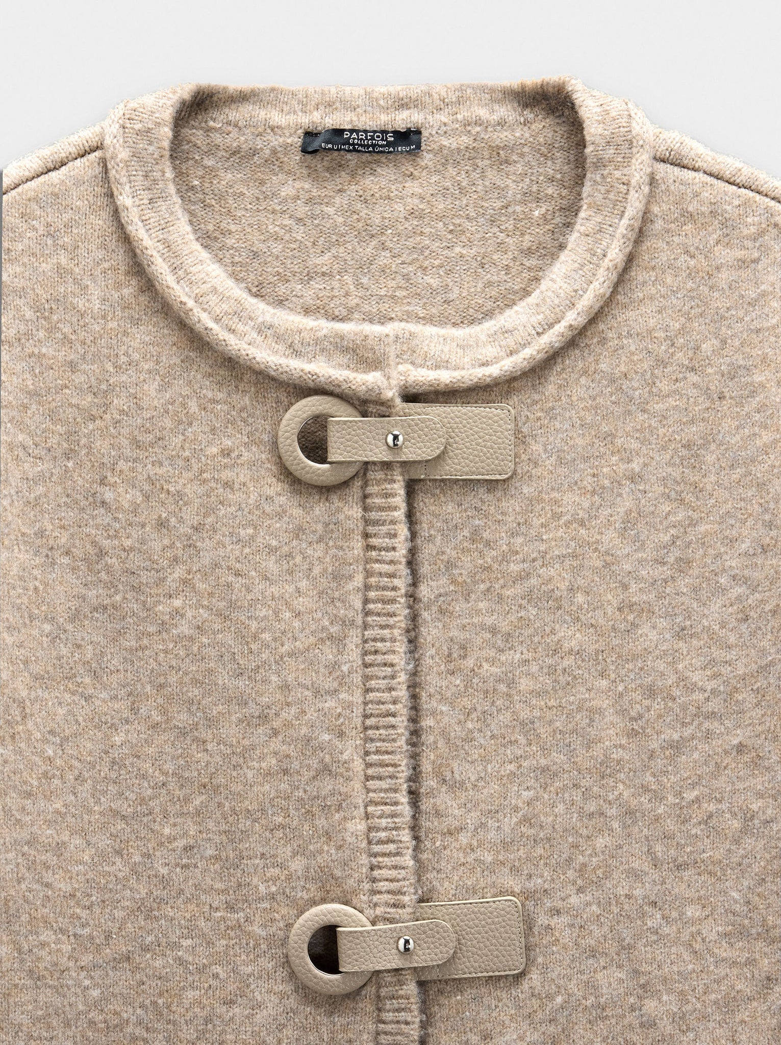 Poncho de punto con hebillas