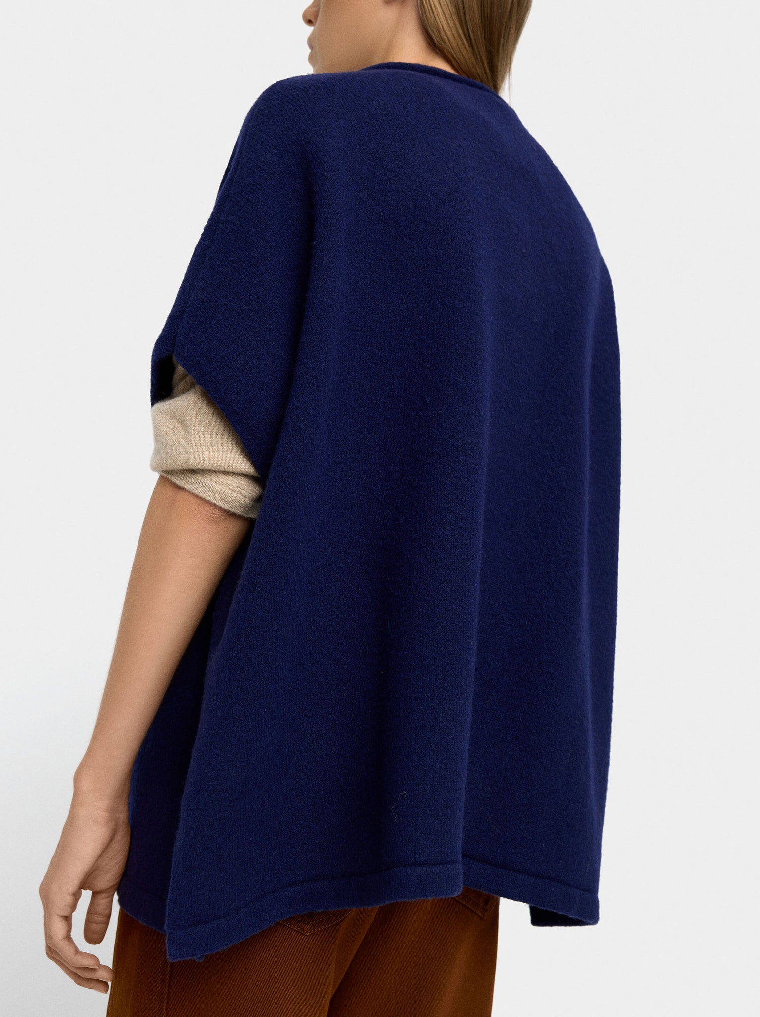 Poncho de punto con hebillas