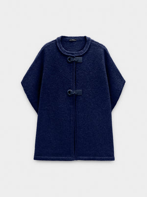 Poncho de punto con hebillas
