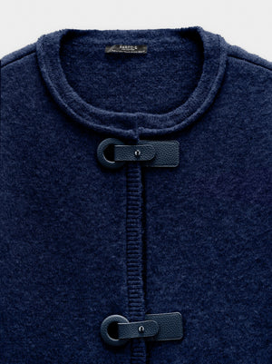 Poncho de punto con hebillas