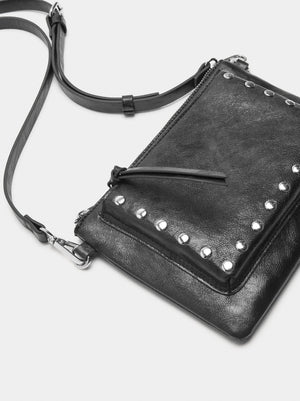 Bolso bandolera con tachuelas