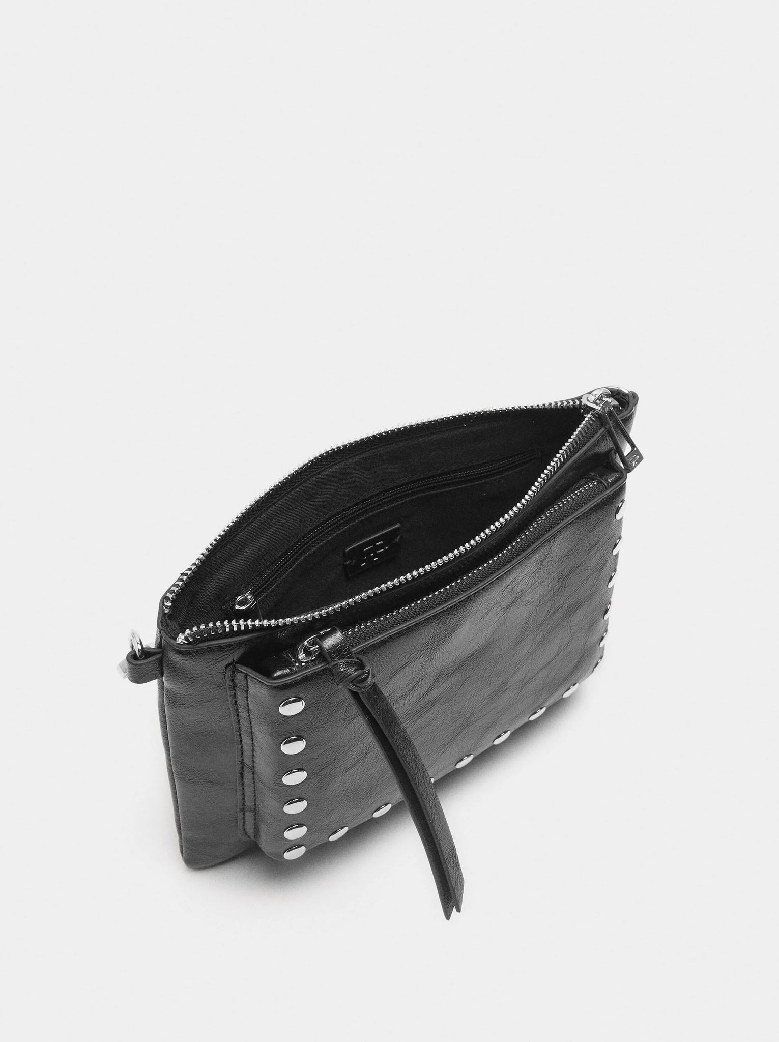 Bolso bandolera con tachuelas
