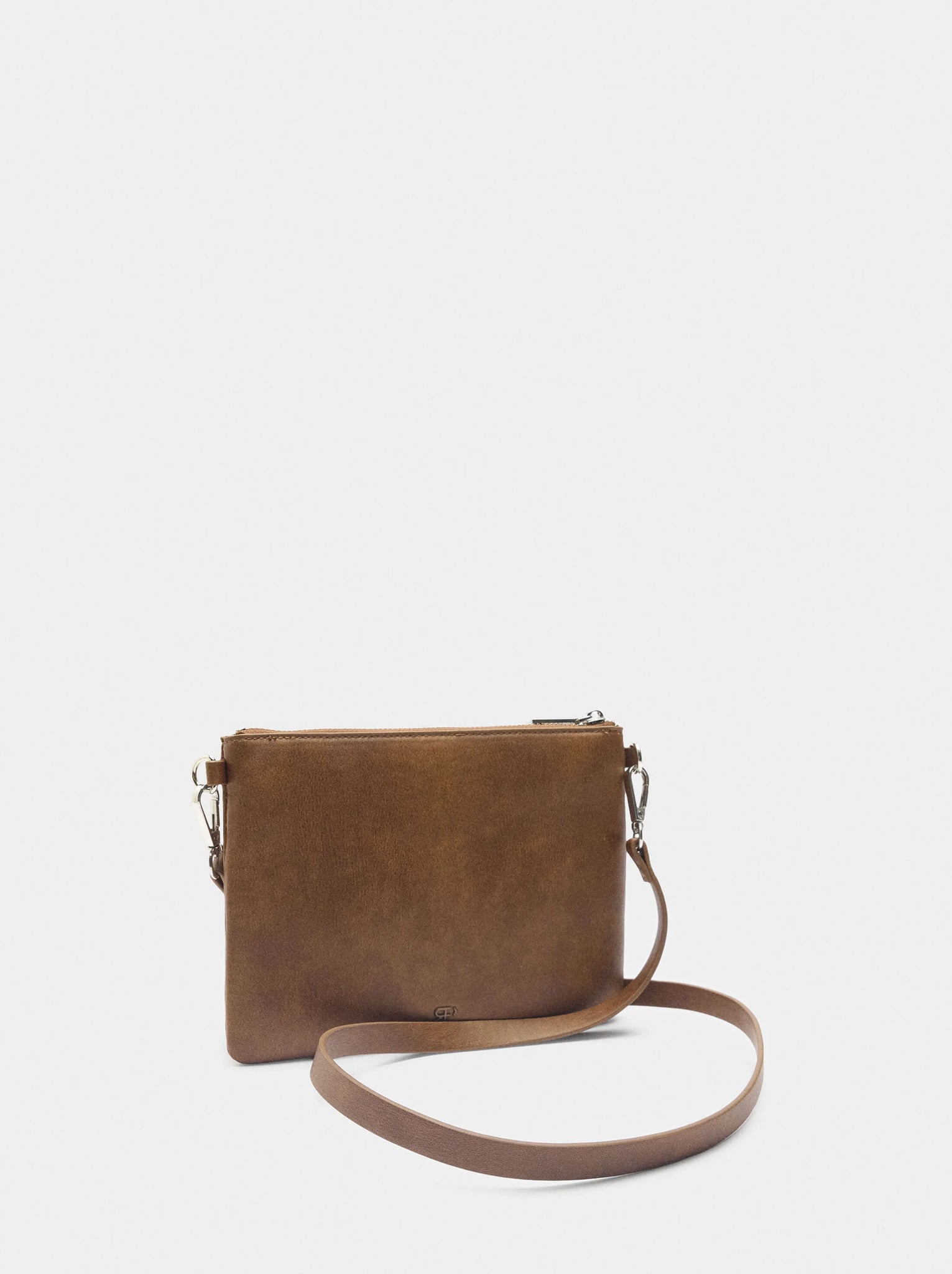 Bolso bandolera con tachuelas