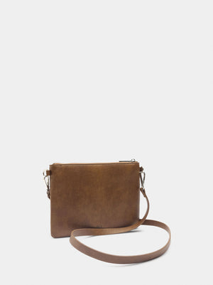 Bolso bandolera con tachuelas