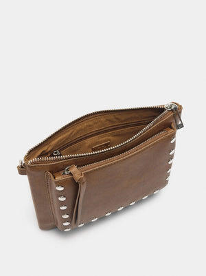 Bolso bandolera con tachuelas