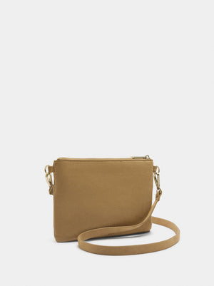 Bolso bandolera con tachuelas
