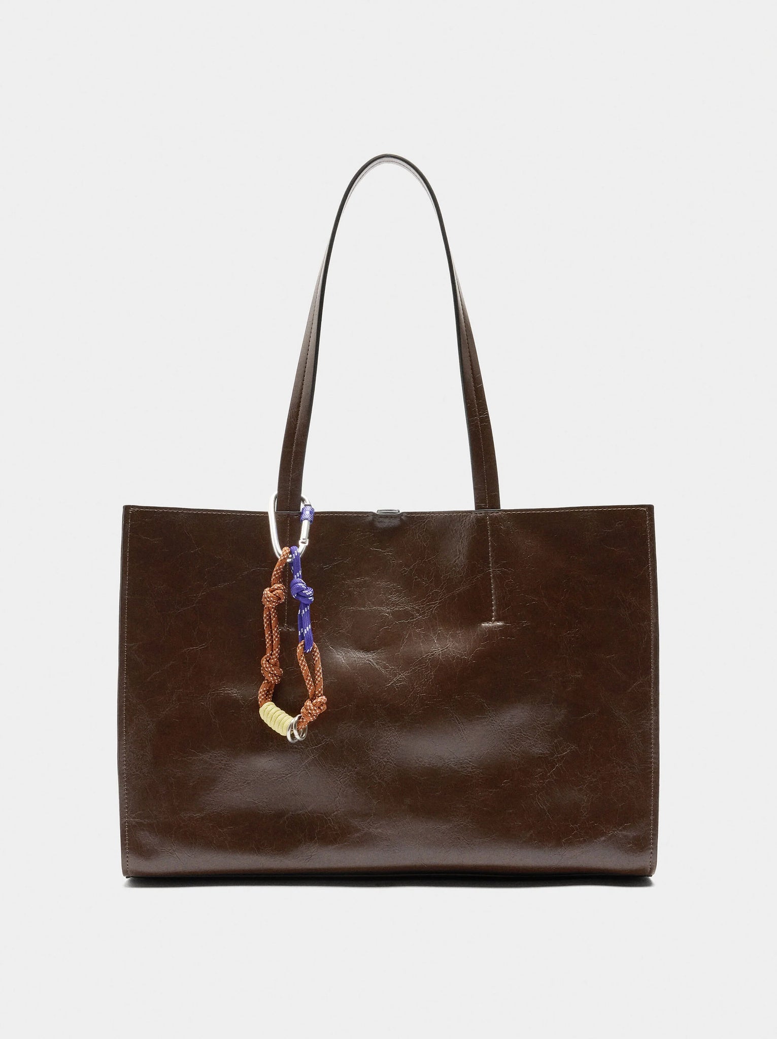 Bolso shopper con colgante