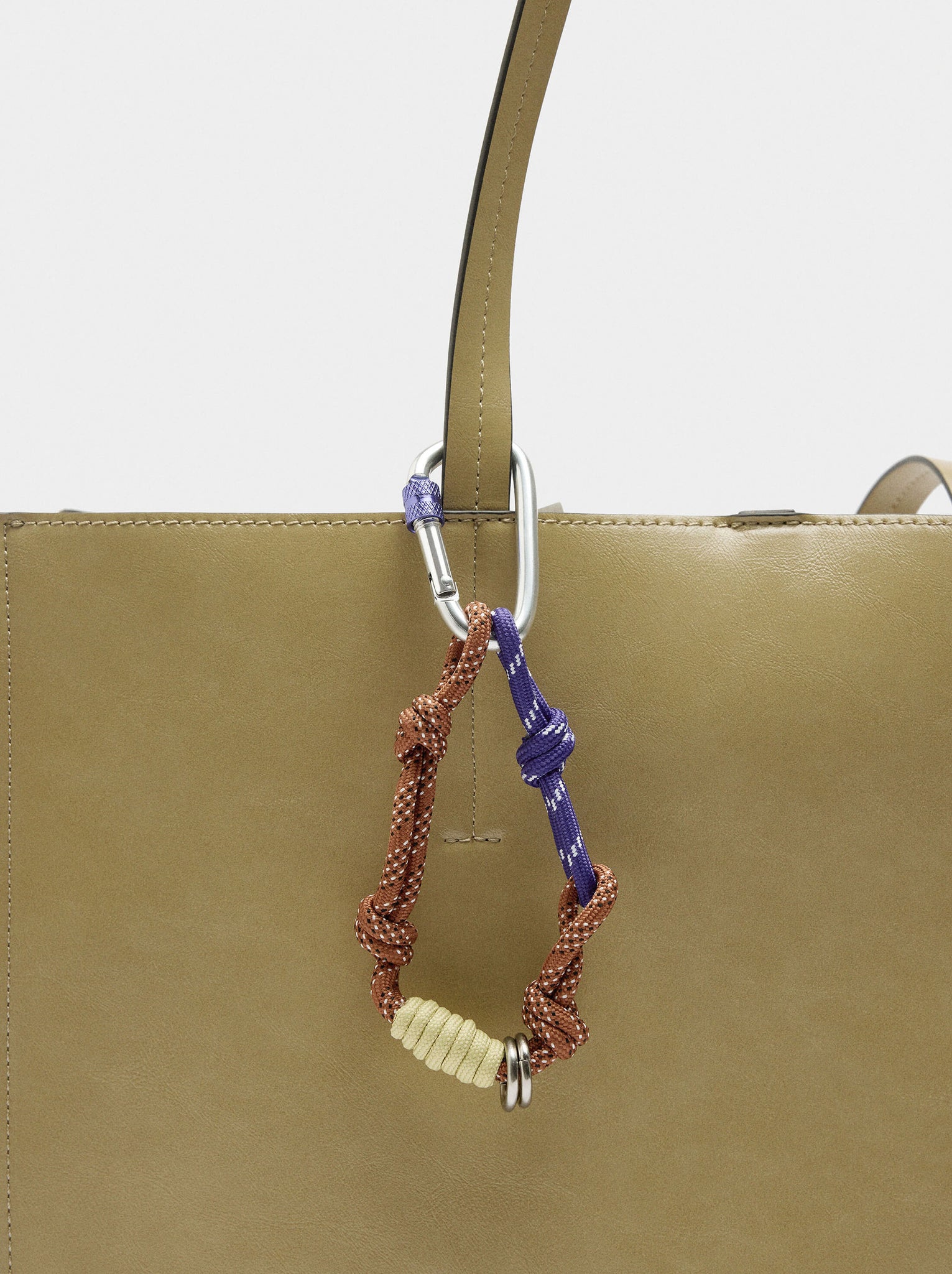 Bolso shopper con colgante