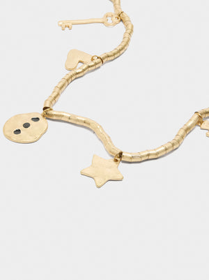 Collar dorado con colgantes