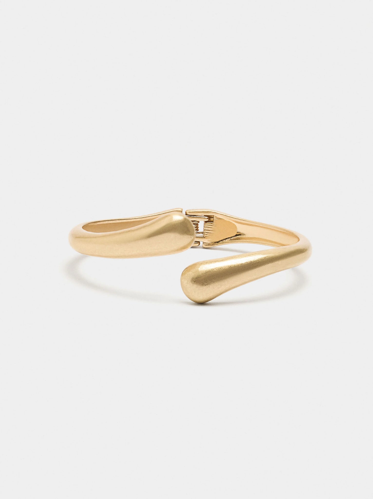 Pulsera abierta cruzada