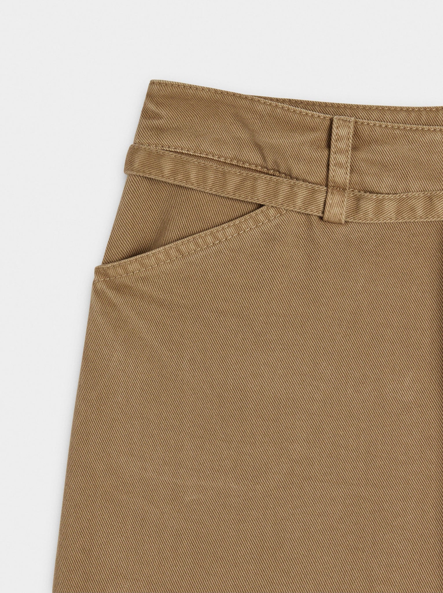 Pantalon denim recto con cinturón