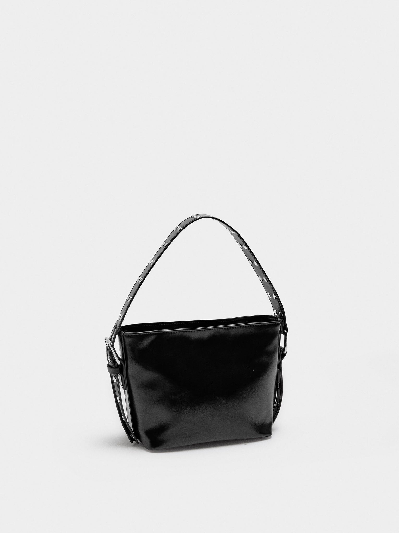 Bolso bombonera con tachuelas