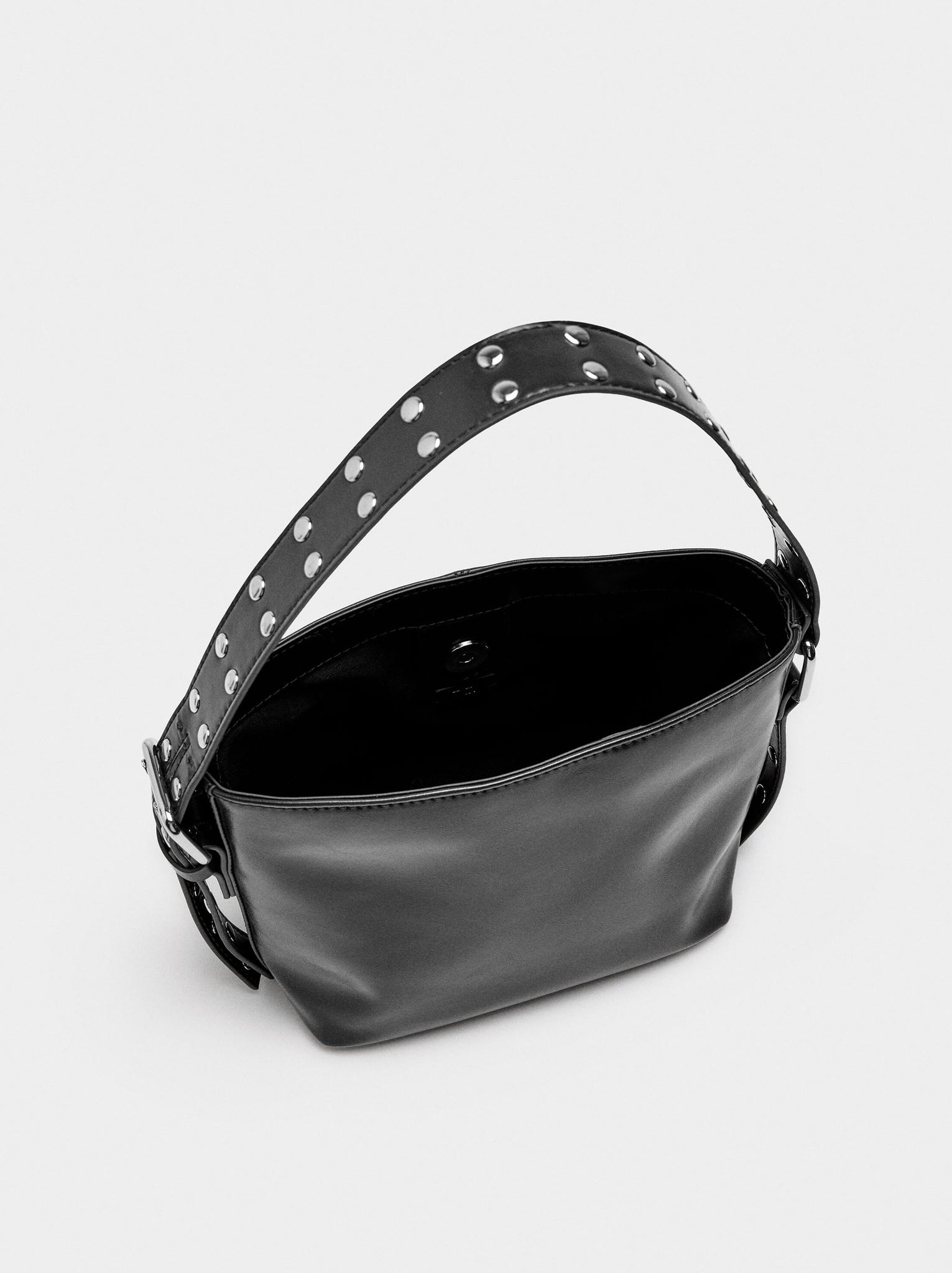 Bolso bombonera con tachuelas