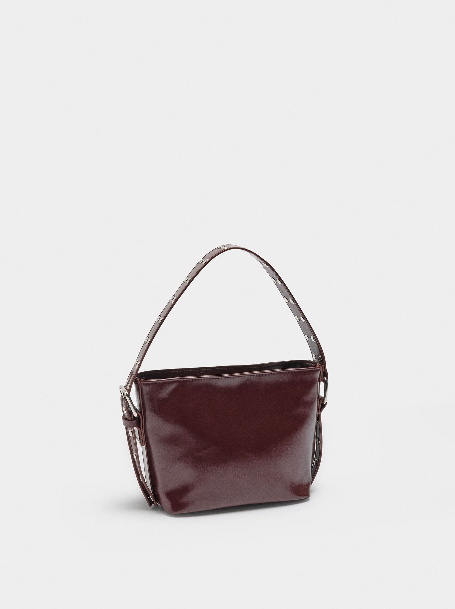 Bolso bombonera con tachuelas