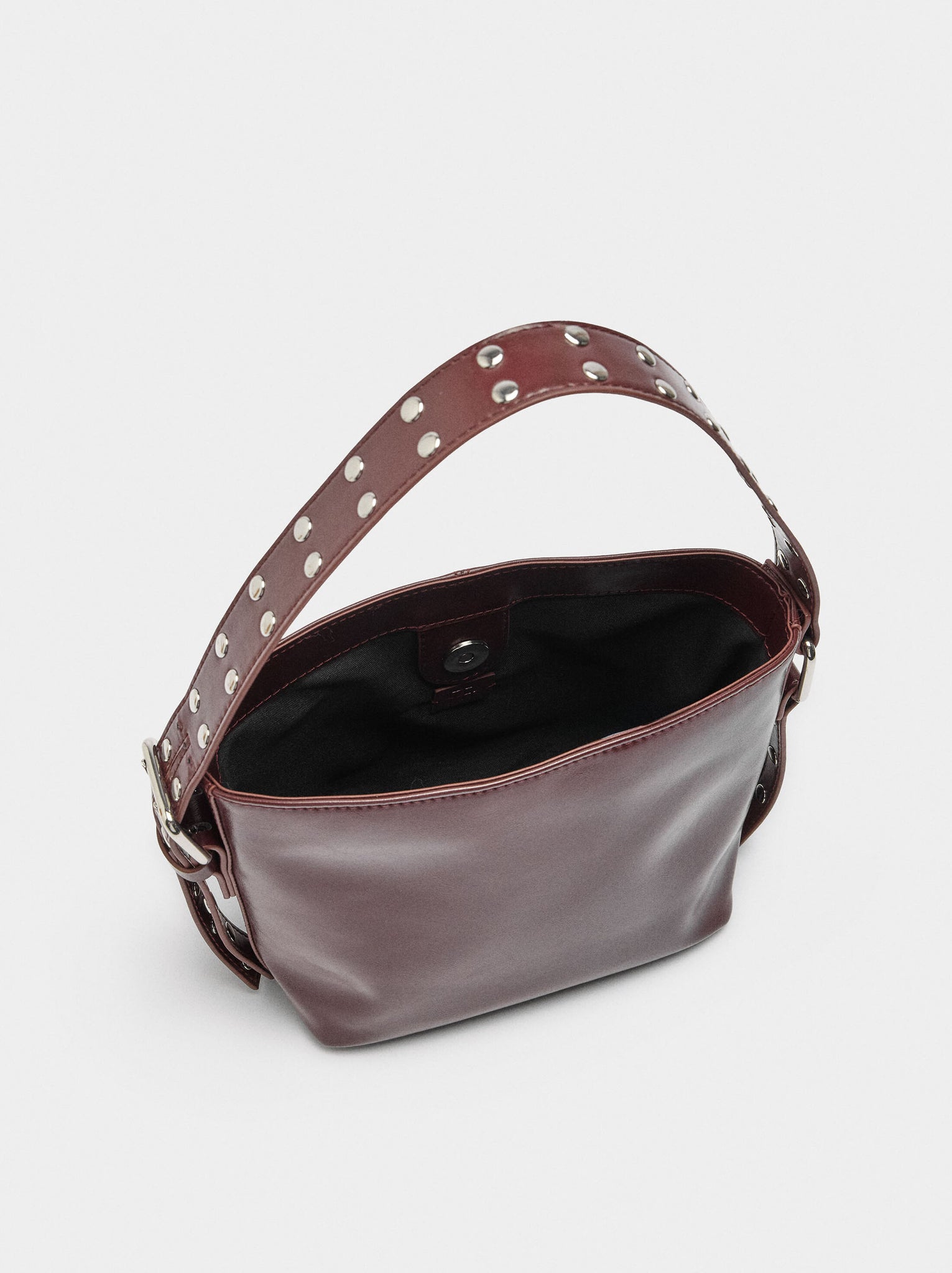 Bolso bombonera con tachuelas