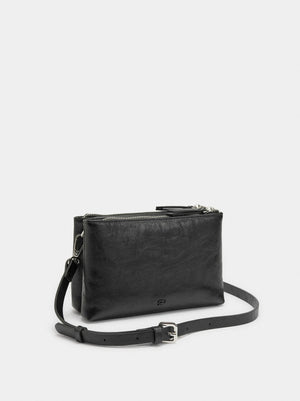 Bolso bandolera efecto craquelado con tachuelas
