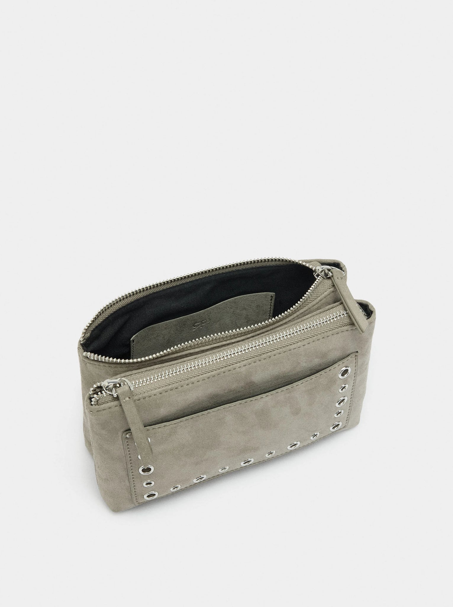 Bolso bandolera efecto craquelado con tachuelas