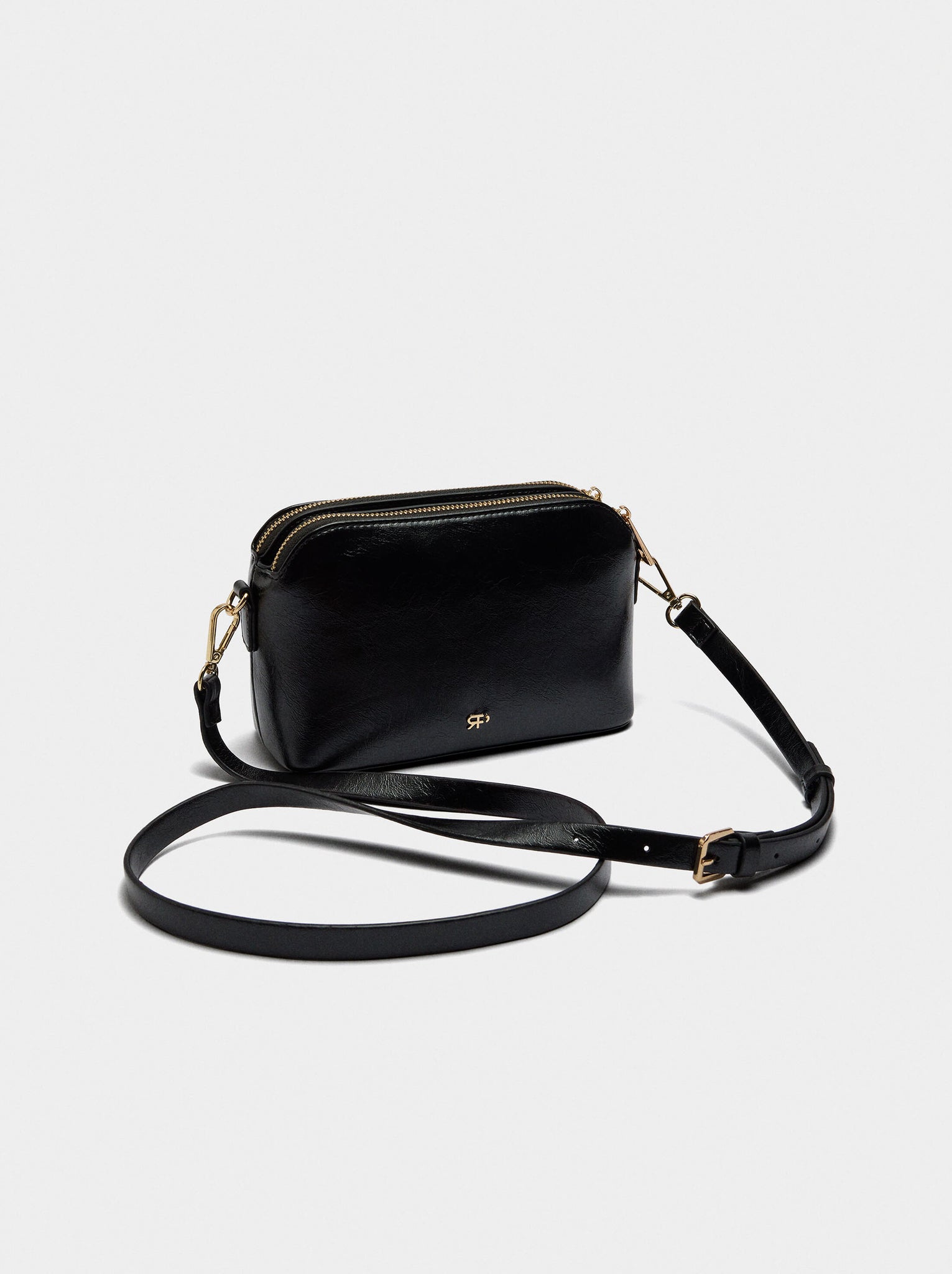 Bolso bandolera con tachuelas