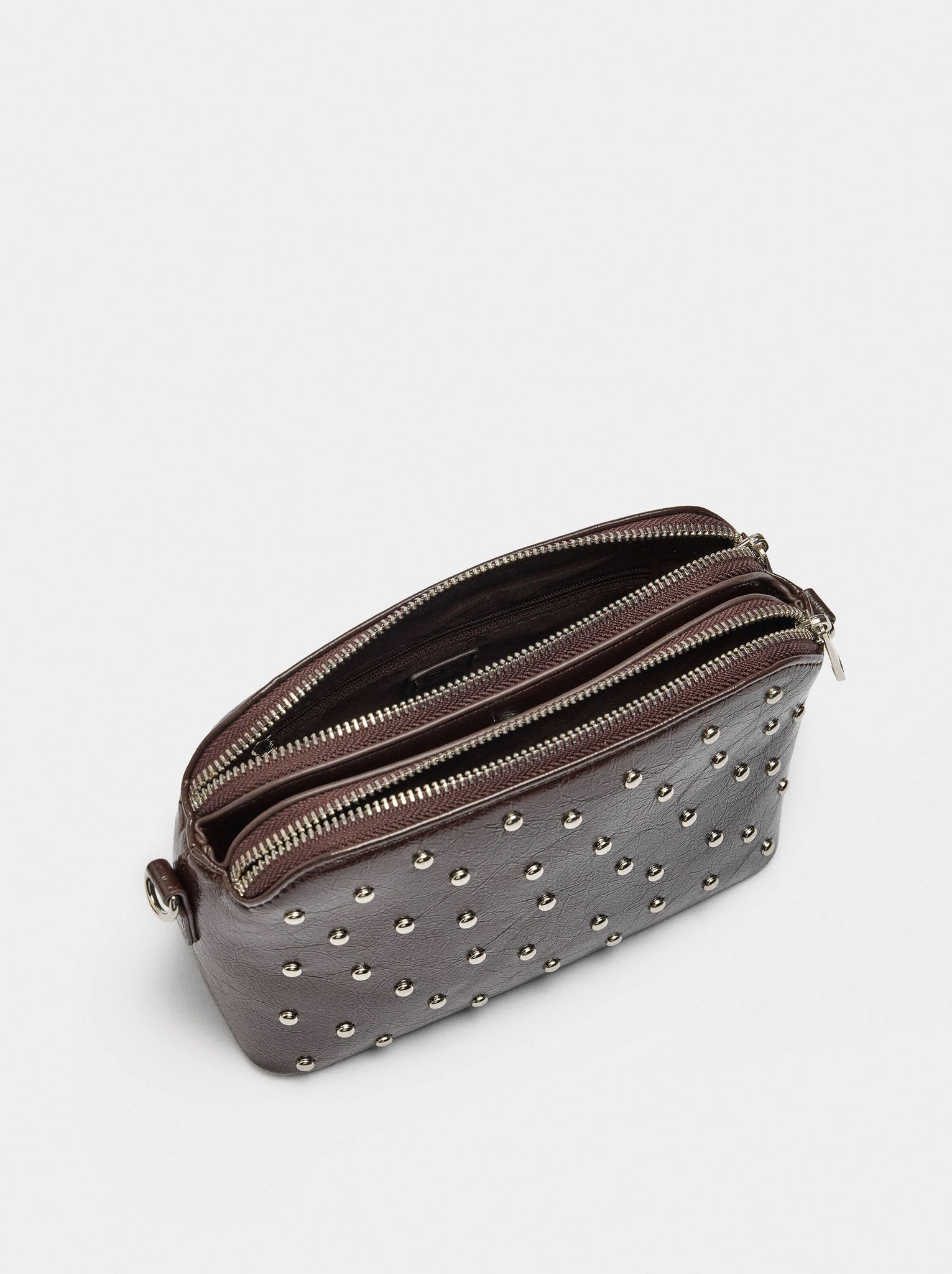 Bolso bandolera con tachuelas