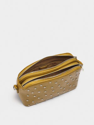 Bolso bandolera con tachuelas