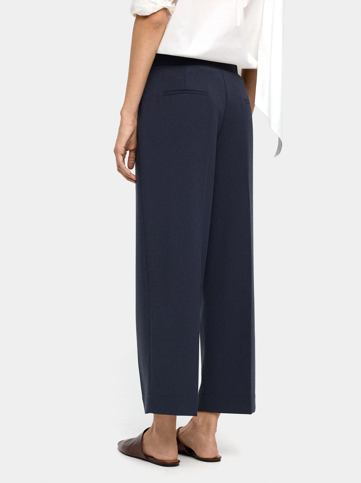 Pantalón fluido con bolsillos