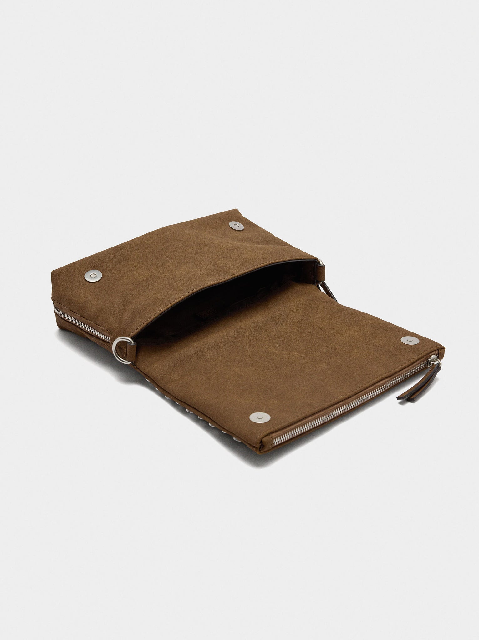 Bolso de hombro efecto piel con tachuelas