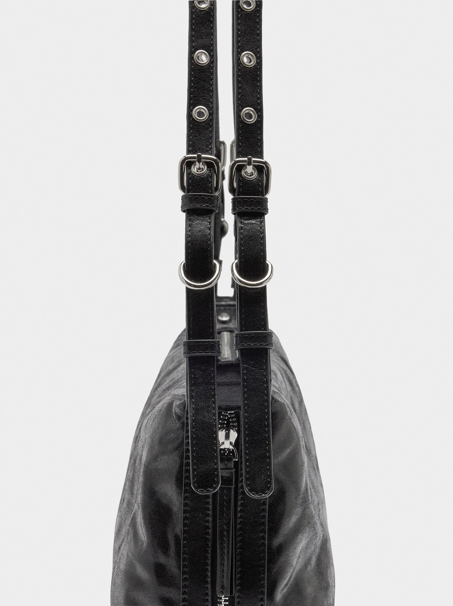 Bolso de hombro con tachuelas