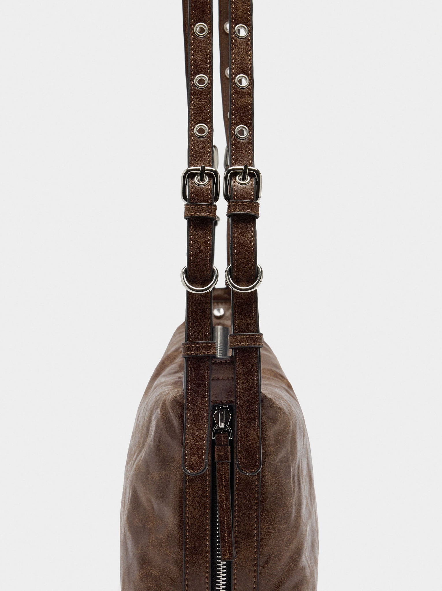 Bolso de hombro con tachuelas