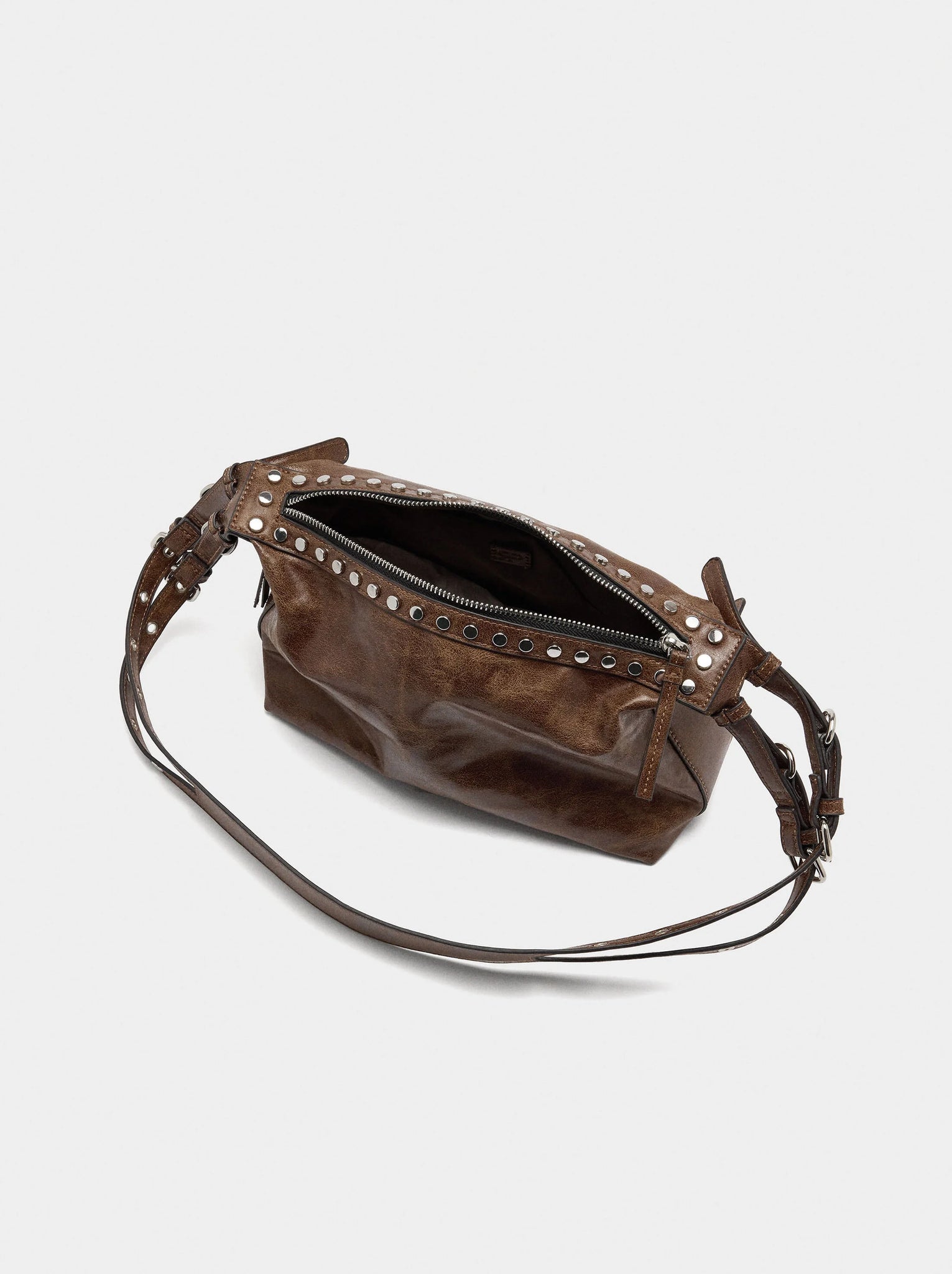 Bolso de hombro con tachuelas