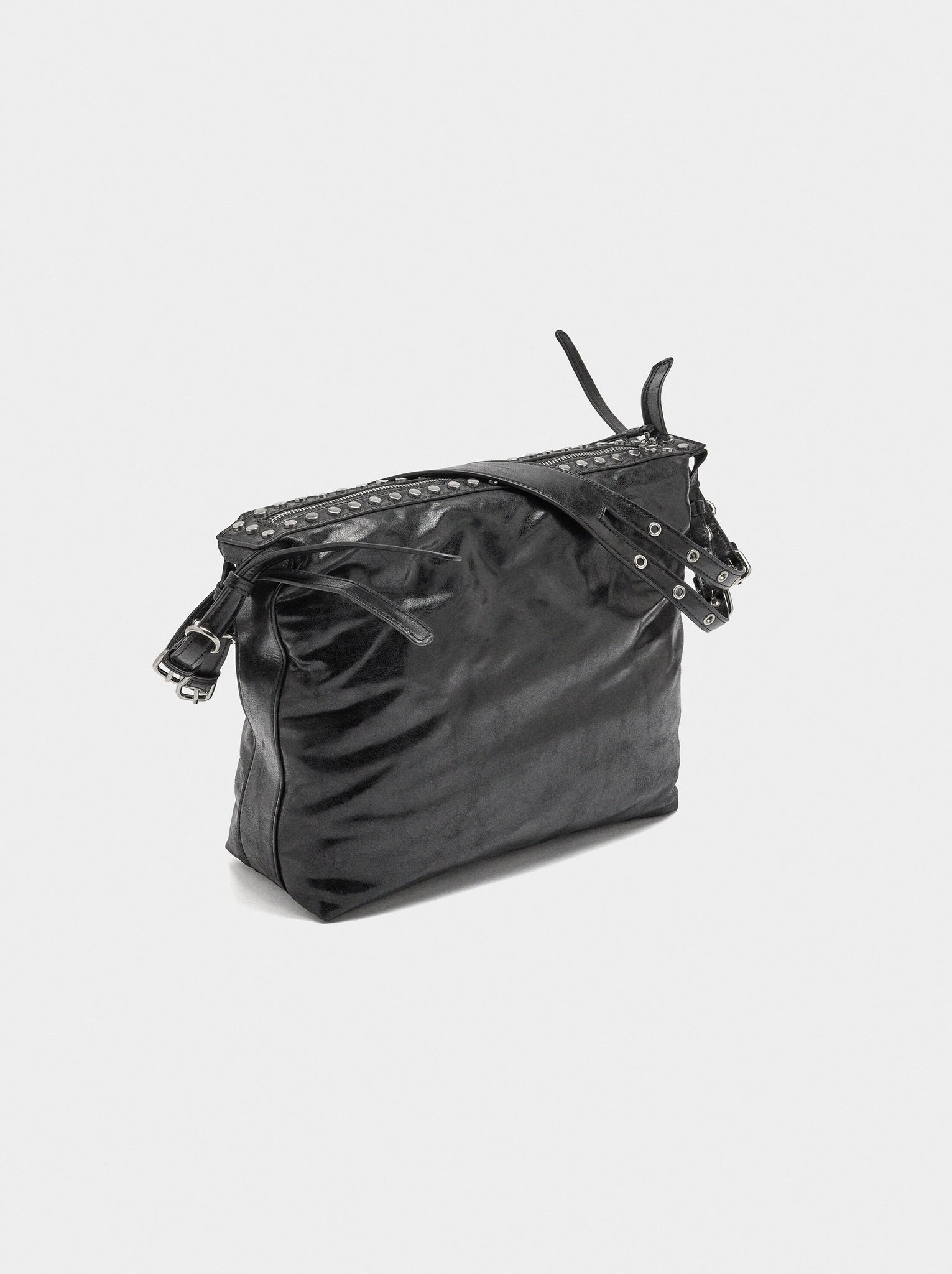 Bolso de hombro con tachuelas